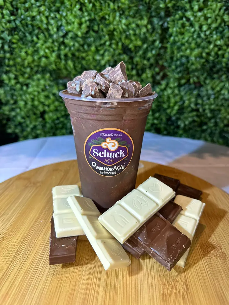 Copo de açaí com pedaços de chocolate ao leite e branco