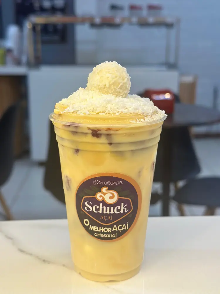 Açaí com creme e coco ralado por cima