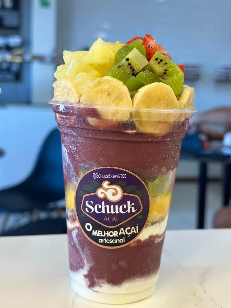 Copo de açaí com abacaxi, kiwi, banana e morango por cima