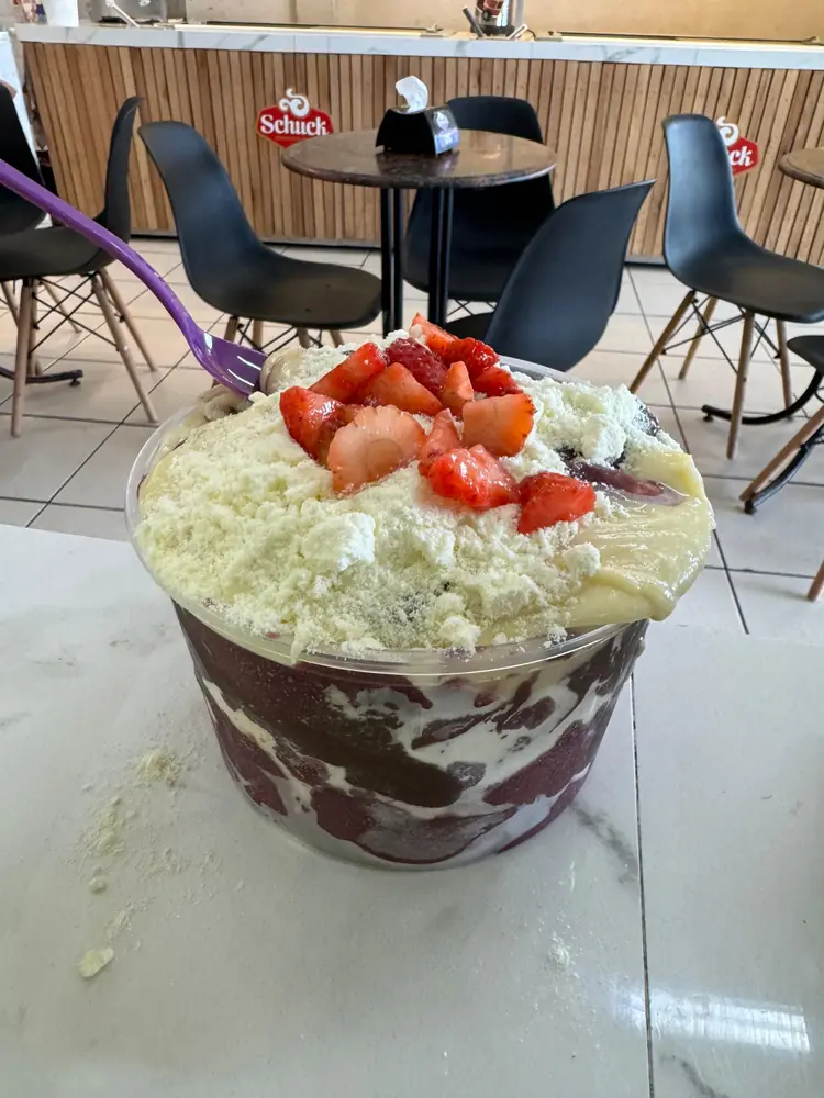Pote grande de açaí com creme, leite em pó e morangos