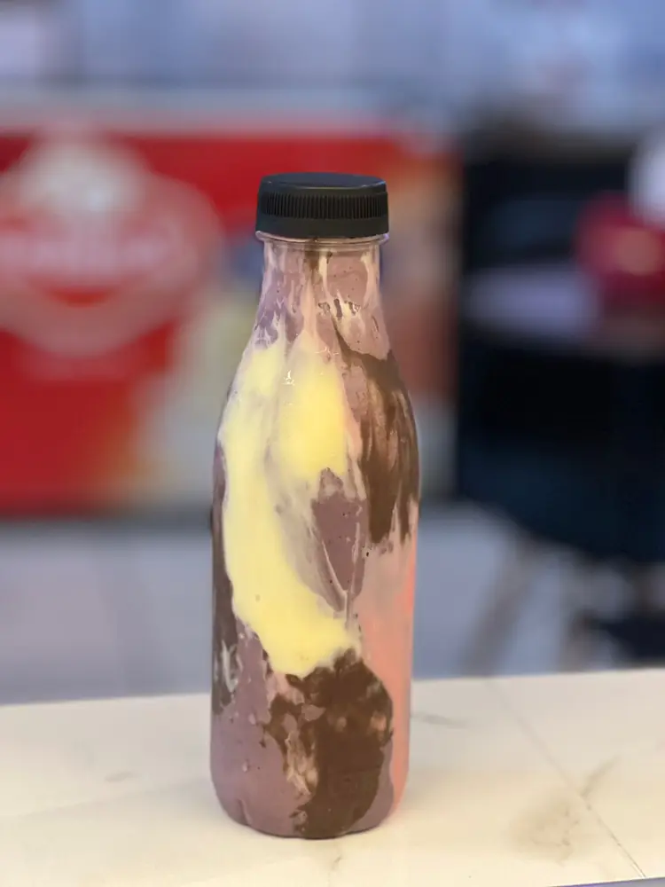 Shake de açaí com creme na garrafa