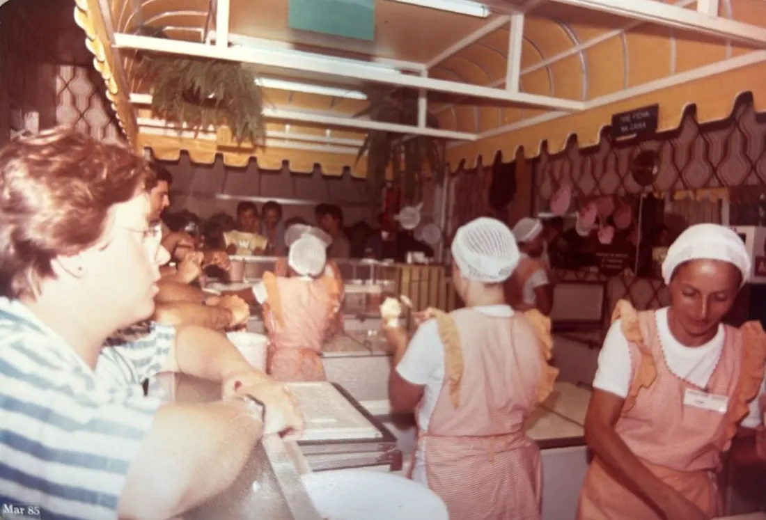 Foto antiga: equipe da Schuck servindo sorvete no balcão