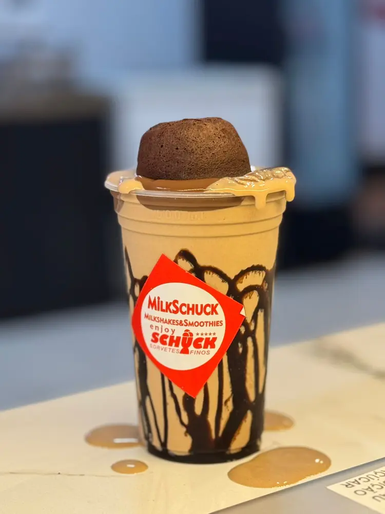 Milkshake com calda de chocolate e um petit gâteau por cima