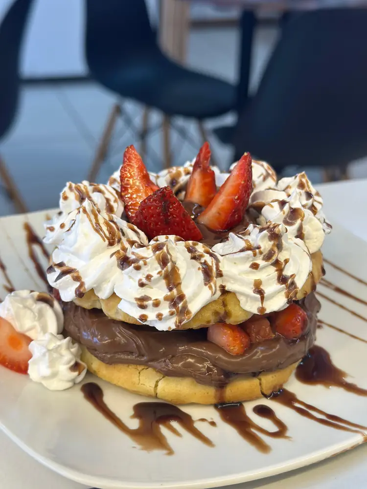 Waffle com creme de chocolate, chantilly e morangos
