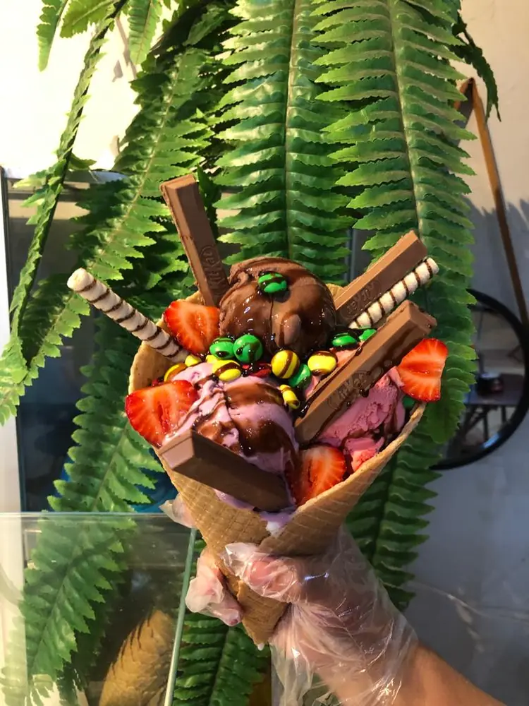 Cascão artesanal recheado de sorvete, morangos, chocolate e confeitos