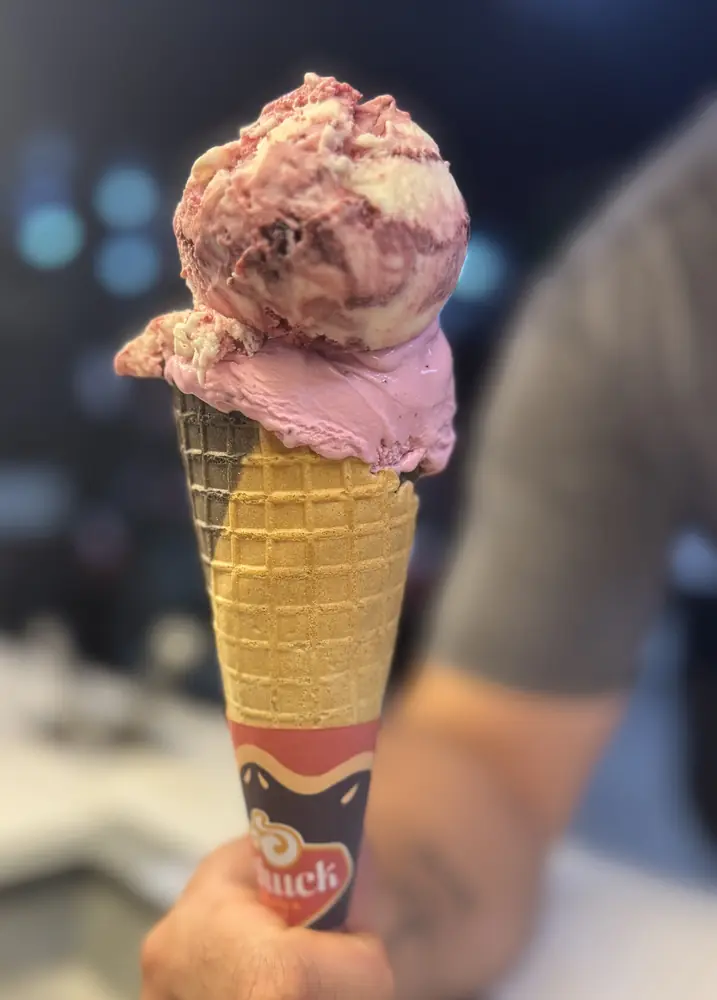 Cascão com duas bolas de sorvete de frutas vermelhas