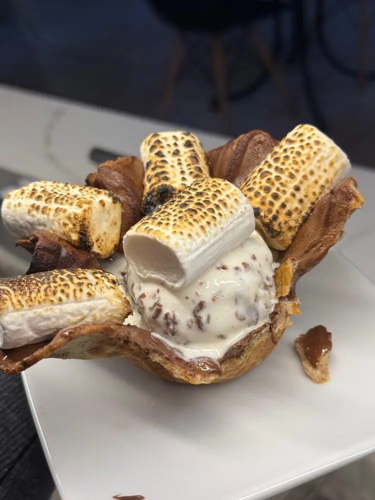 Cascão com sorvete, chocolate e marshmallows tostados